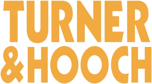 Профессиональный сыщик Скотт Тернер ненавидит беспорядок. В его жизни все заранее спланировано и предсказуемо. Хуч — самый неспокойный, самый невоспитанный и абсолютно неподдающийся дрессировке пес.  Не повезет тому несчастному хозяину, к которому он попадет. Тернер слишком поздно понял, кого впустил в свой дом. Но шумные ссоры ни к чему не привели. Возможно, лучший способ одолеть своего врага, это подружиться с ним.