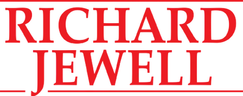 История Ричарда Джуэлла, который работал охранником на Олимпийских играх 1996 года и, заметив рюкзак с бомбой, сумел вовремя эвакуировать людей. Однако всеобщая благодарность длилась недолго: через несколько дней Джуэлл сам превратился в главного подозреваемого и жертву уничижительной травли со стороны СМИ.