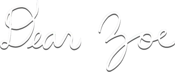 Пятнадцатилетняя Тесс живет в Питтсбурге с мамой Элли, отчимом Дэвидом и сводной сестрой Эм. Ник, отец Тесс, живет в более бедном соседнем районе. Между всеми членами этого большого семейства вот уже долгое время висит гнетущее напряжение. Дело в том, что в роковой день 11 сентября 2001 года они потеряли Зои — младшего ребенка в семье. Долгое время все пытались справиться с трагедией вместе, но со временем Тесс стала чувствовать, что никто не понимает ее горе. Чтобы найти в себе силы жить дальше, Тесс начинает писать письма Зои, в которых рассказывает, что происходит с ней и с их семьей после трагедии.