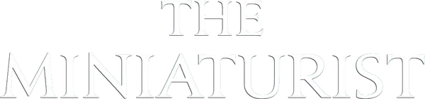 Действие разворачивается в XVII веке в Амстердаме, в доме богатого и уважаемого человека, занимающегося торговлей. Его молодая жена Нелла получает в подарок миниатюрную копию их дома, а также мини-копии всех обитателей роскошного особняка. Постепенно Нелла всё ближе узнаёт свою новую таинственную семью, а ещё понимает — миниатюрный дом в её спальне живёт своей, пугающей жизнью.