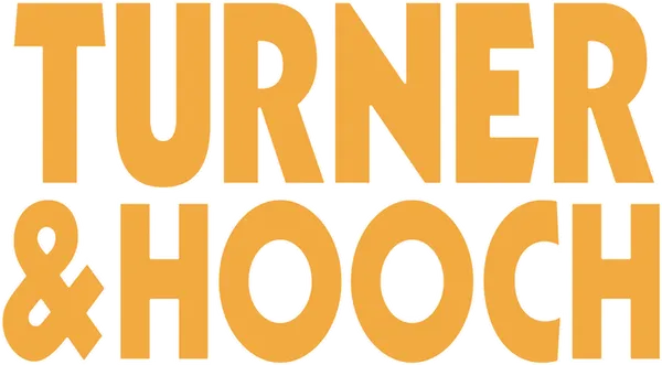 Профессиональный сыщик Скотт Тернер ненавидит беспорядок. В его жизни все заранее спланировано и предсказуемо. Хуч — самый неспокойный, самый невоспитанный и абсолютно неподдающийся дрессировке пес.  Не повезет тому несчастному хозяину, к которому он попадет. Тернер слишком поздно понял, кого впустил в свой дом. Но шумные ссоры ни к чему не привели. Возможно, лучший способ одолеть своего врага, это подружиться с ним.