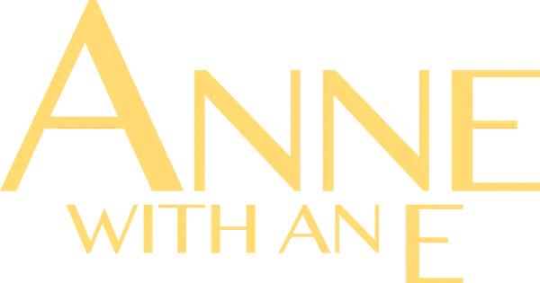 13-летняя сирота Энн из-за ошибки попадает в семью приемных родителей, где перед ней открывается новая жизнь с новыми сложностями.