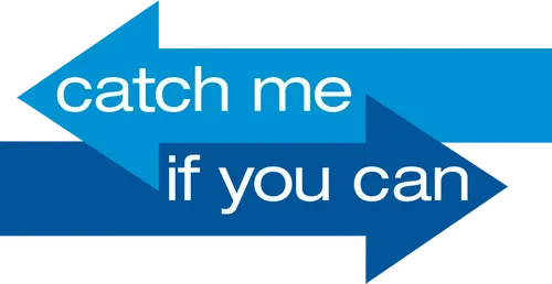 Фрэнк Эбегнейл успел поработать врачом, адвокатом и пилотом на пассажирской авиалинии — и все это до достижения полного совершеннолетия в 21 год. Мастер в обмане и жульничестве, он также обладал искусством подделки документов, что в конечном счете принесло ему миллионы долларов, которые он получил по фальшивым чекам. Агент ФБР Карл Хэнрэтти отдал бы все, чтобы схватить Фрэнка и привлечь к ответственности за свои деяния, но Фрэнк всегда опережает его на шаг, заставляя продолжать погоню.