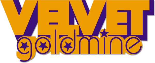 1971 год. Глэм-рок врывается на музыкальную сцену. Брайан Слейд оказывается в центре внимания. Он вместе с американским рокером Куртом Уайлдом завоевывают мир. 1974 год. Неожиданно на пике карьеры Брайан решает имитировать свою смерть на сцене. 1984 год. Десять лет со дня исчезновения Слейда. Журналист Артур Стюарт расследует это дело и докапывается до правды. События совпали с пиком сексуальной революции в Англии, которая сопровождалась массовыми беспорядками, волнениями молодежи, рок-концертами, похожими на ад, и реками кокаина.