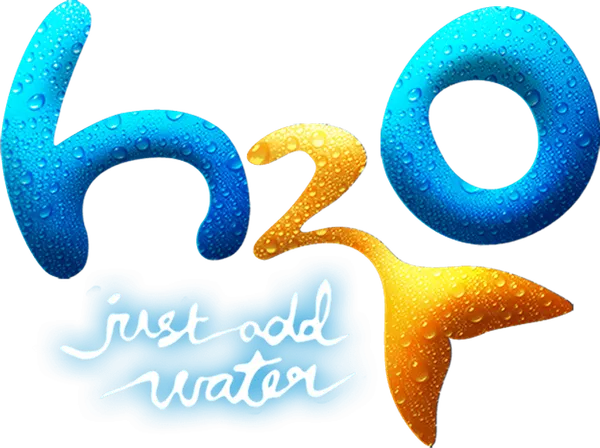 Три девочки-подростка живут самой обычной жизнью: обновки, пляж, мальчики, но однажды они попадают в древнюю пещеру, где с ними происходит волшебное превращение. После этого их жизнь уже никогда не будет прежней! Эмма, Клео и Рикки приобретают волшебную силу над водой и в мгновение ока превращаются в русалок!