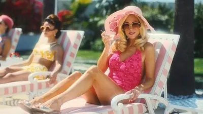 Maxine Drinks Martinis Now