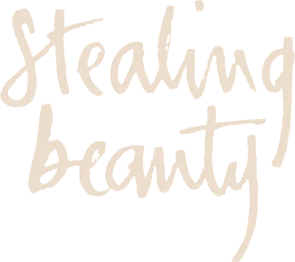 Прекрасная юная американка после самоубийства матери, известной поэтессы и топ-модели, отправляется в Италию. Ей предстоит провести лето на вилле давних друзей семьи, найти своего отца и потерять девственность... Но есть еще один, быть может, главный мотив этой поездки: стремление найти разгадку непонятной записи в оставленном матерью дневнике.