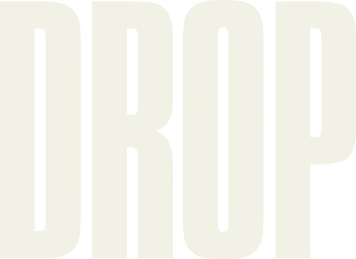 Вдова Вайолет отправляется на первое за долгие годы свидание и немного нервничает. Но вопреки самым пессимистичным ожиданиям всё идет прекрасно, и её спутник оказывается вполне приятным и интересным собеседником. Внезапно женщине начинают поступать анонимные сообщения, в которых неизвестный угрожает убить её маленького сына, если Вайолет не будет выполнять указания преступника.