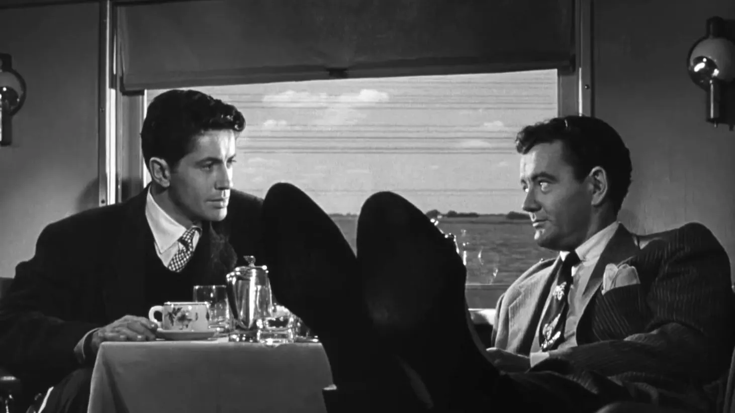 Незнакомцы в поезде