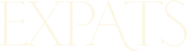 Сериал «ЭКСПАТЫ», события которого разворачиваются на фоне причудливой мозаики гонконгской жизни, рассказывает, как складываются судьбы нескольких непохожих друг на друга женщин после судьбоносной встречи, изменившей их жизнь и заставившей их идти по тонкой грани между виной и ответственностью.