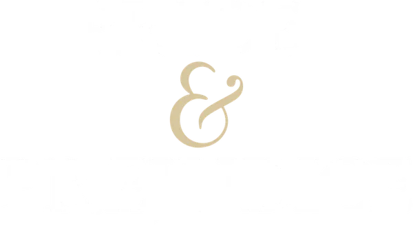 Англия, конец XVIII века. Родители пятерых сестер Беннет озабочены тем, чтобы удачно выдать дочерей замуж. И потому размеренная жизнь солидного семейства переворачивается вверх дном, когда по соседству появляется молодой джентльмен - мистер Бингли... Само собой, среди друзей нового соседа оказывается немало утонченных аристократов, которые не прочь поухаживать за очаровательными сестрами. Однако, все не так просто. Своевольная Элизабет знакомится с другом Бингли - красивым и высокомерным мистером Дарси, и между ними разгорается нешуточное противостояние, результатом которого может стать как любовь, так и ненависть...